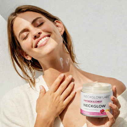 NECKGLOW LABS™ -Cuello y mandíbula con aspecto más firme en solo 60 segundos al día.